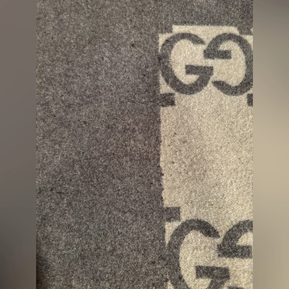 GUCCI Two Tone Wool Throw Blanket - Picture 12 of 12